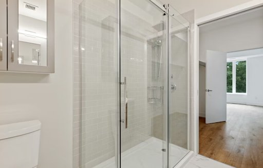 Як скляні перегородки змінюють маленьку ванну кімнату