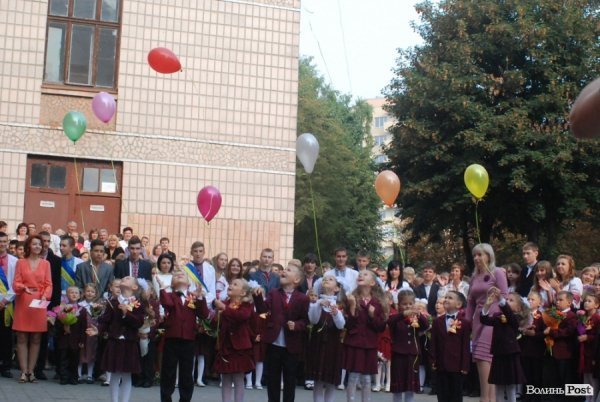 Перший дзвоник у  «найкращій луцькій школі». ФОТО
