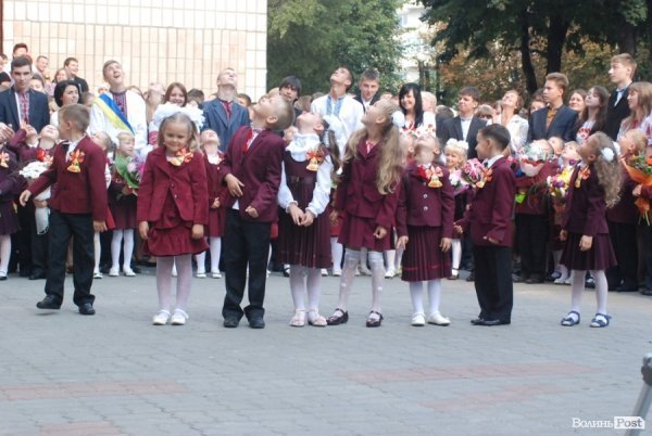 Перший дзвоник у  «найкращій луцькій школі». ФОТО