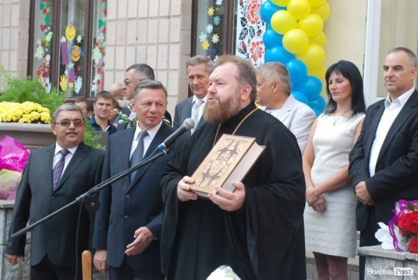 Перший дзвоник у  «найкращій луцькій школі». ФОТО