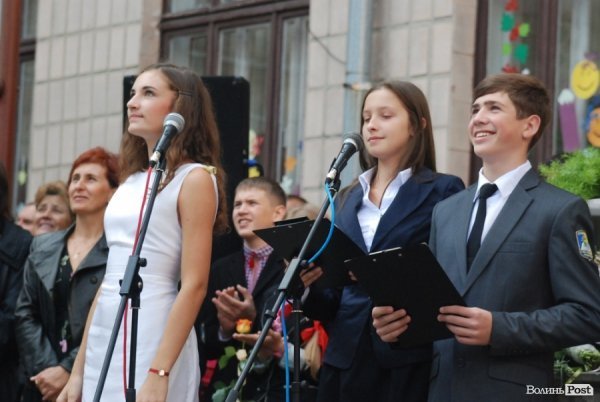 Перший дзвоник у  «найкращій луцькій школі». ФОТО