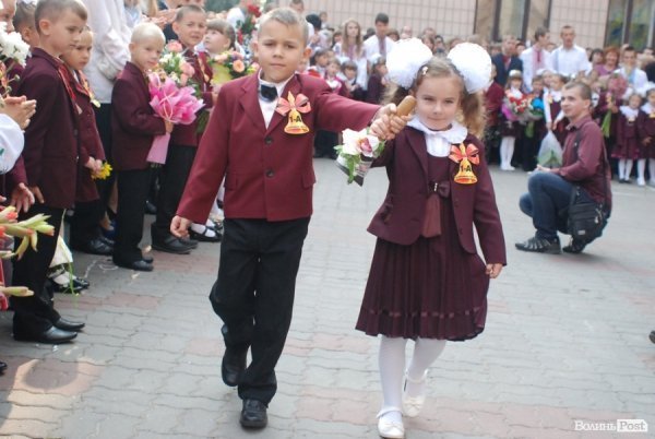 Перший дзвоник у  «найкращій луцькій школі». ФОТО