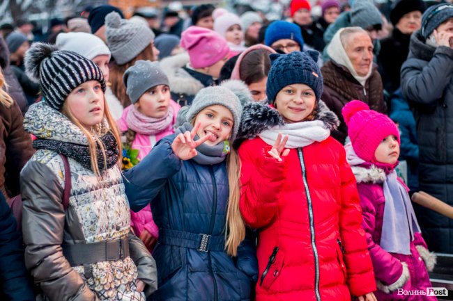 У Луцьку урочисто засвітили головну ялинку міста. ФОТО