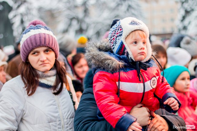 У Луцьку урочисто засвітили головну ялинку міста. ФОТО