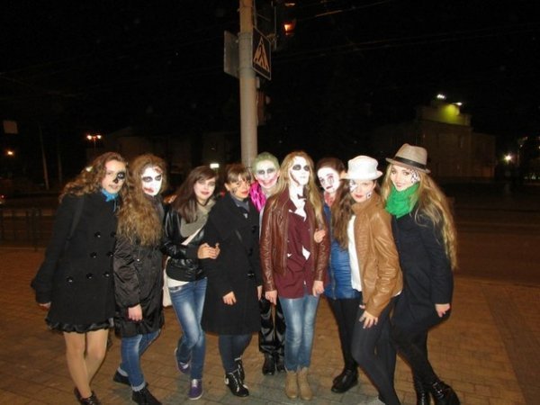 Хелловін у Луцьку: Ку-Клукс-Клан, мерці та тварини. ФОТО