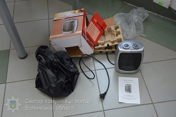 Поліція показала, що знайшли в банку. ФОТО