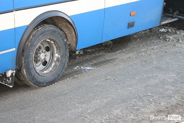 Аварія у Луцьку: один автобус врізався в інший. ФОТО. ОНОВЛЕНО