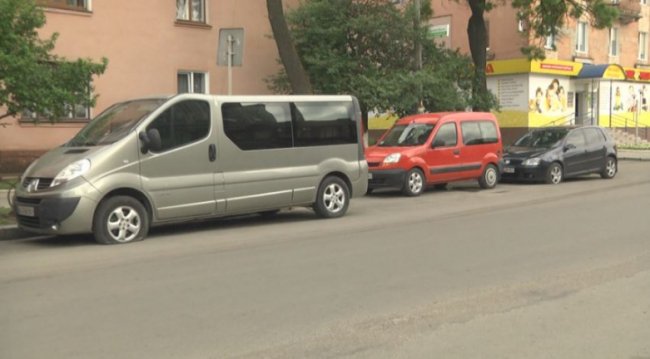 У місті на Волині невідомі порізали шини 14 автівок. ФОТО