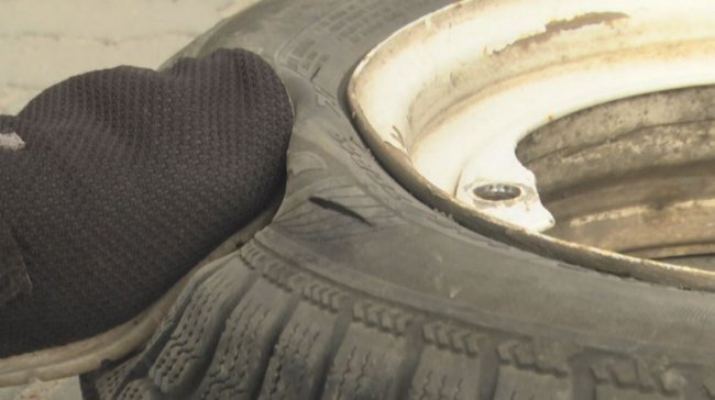 У місті на Волині невідомі порізали шини 14 автівок. ФОТО