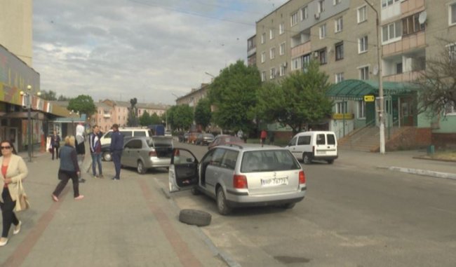 У місті на Волині невідомі порізали шини 14 автівок. ФОТО