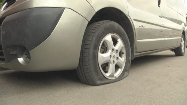 У місті на Волині невідомі порізали шини 14 автівок. ФОТО