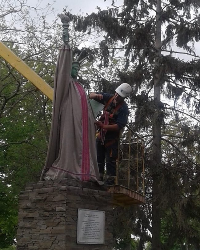 Здолбунівську копію Статуї Свободи одягнули у вишиванку. ФОТО