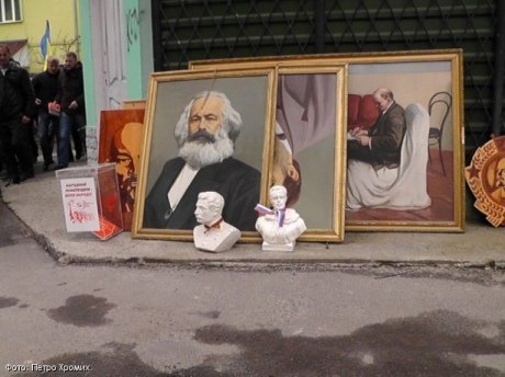 У Рівному виселили комуністів і викинули бюсти Сталіна