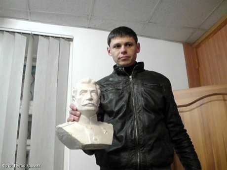 У Рівному виселили комуністів і викинули бюсти Сталіна