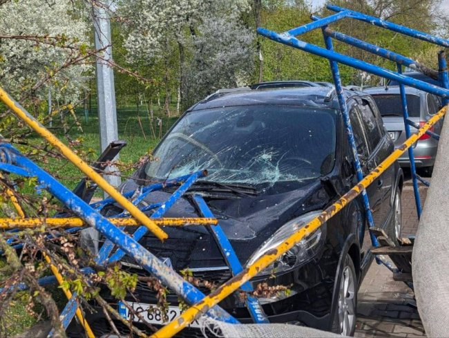 Перевернута зупинка і пошкоджена автівка: на Волині вітер наробив лиха. ФОТО, ВІДЕО
