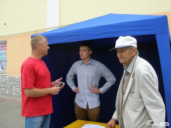 У Луцьку збирають підписи за вступ до ЄС. ФОТО