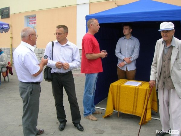 У Луцьку збирають підписи за вступ до ЄС. ФОТО