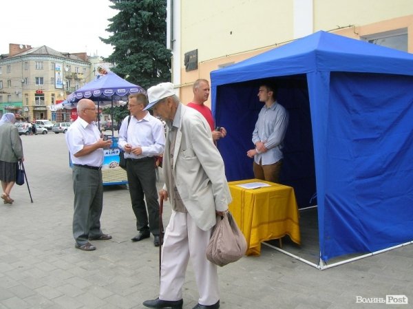 У Луцьку збирають підписи за вступ до ЄС. ФОТО