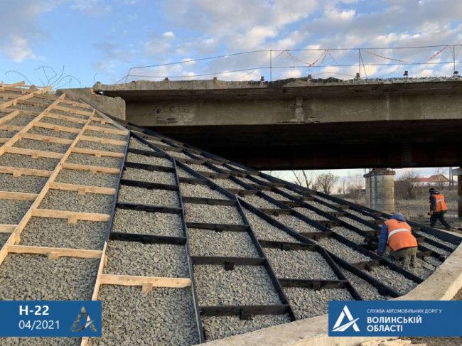 На Волині продовжують ремонтувати міст, який нещодавно обвалився. ФОТО