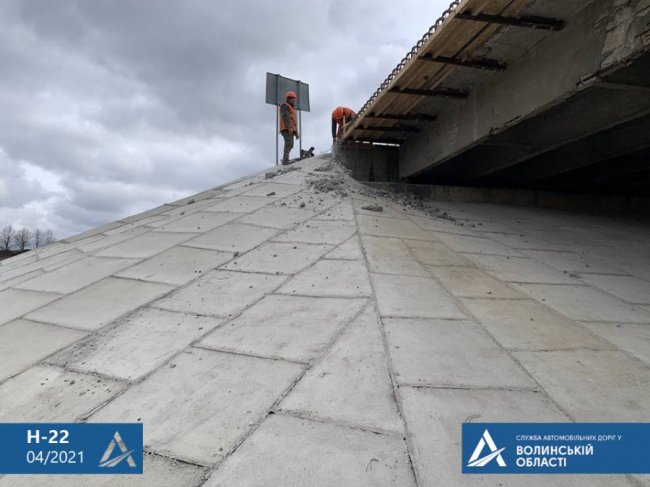 На Волині продовжують ремонтувати міст, який нещодавно обвалився. ФОТО