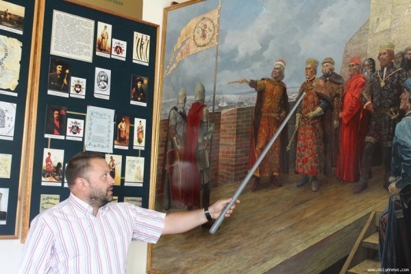 Луцькому музею передали унікальну «монархічну» картину. ФОТО