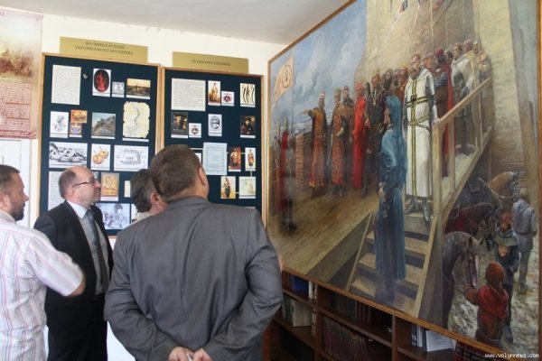 Луцькому музею передали унікальну «монархічну» картину. ФОТО