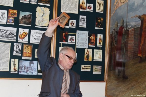 Луцькому музею передали унікальну «монархічну» картину. ФОТО