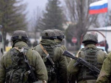 Російський БТР розчавив цивільне авто в Луганську