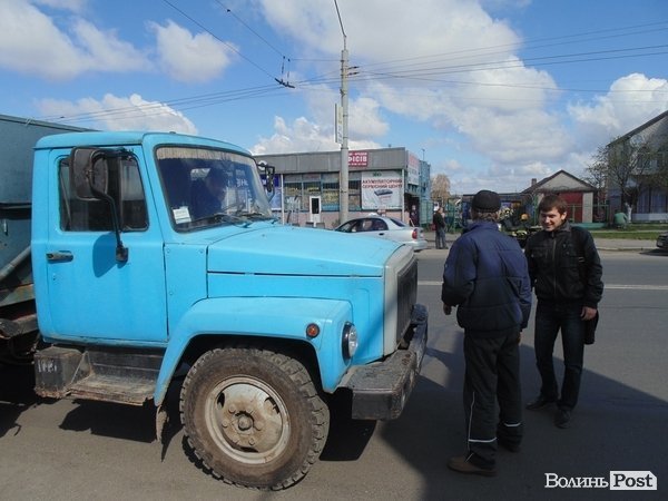 Вулиці Луцька прибирають «дідівськими» методами. ФОТО. ВІДЕО