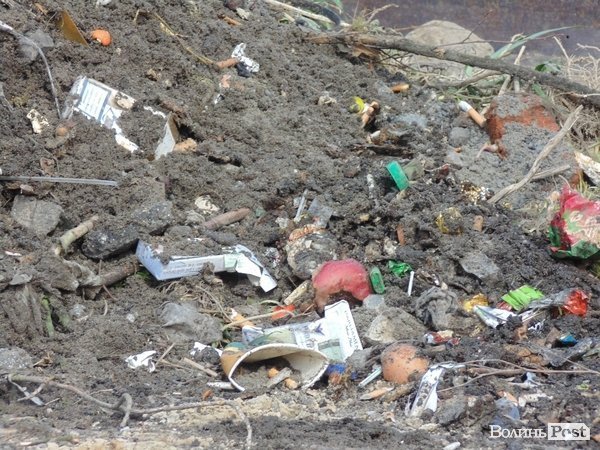 Вулиці Луцька прибирають «дідівськими» методами. ФОТО. ВІДЕО