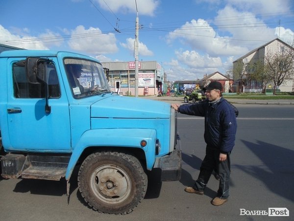 Вулиці Луцька прибирають «дідівськими» методами. ФОТО. ВІДЕО