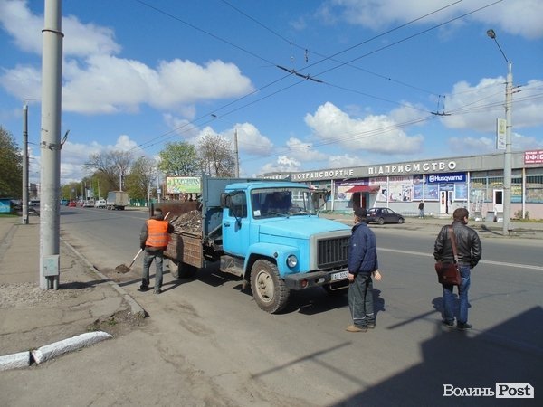 Вулиці Луцька прибирають «дідівськими» методами. ФОТО. ВІДЕО