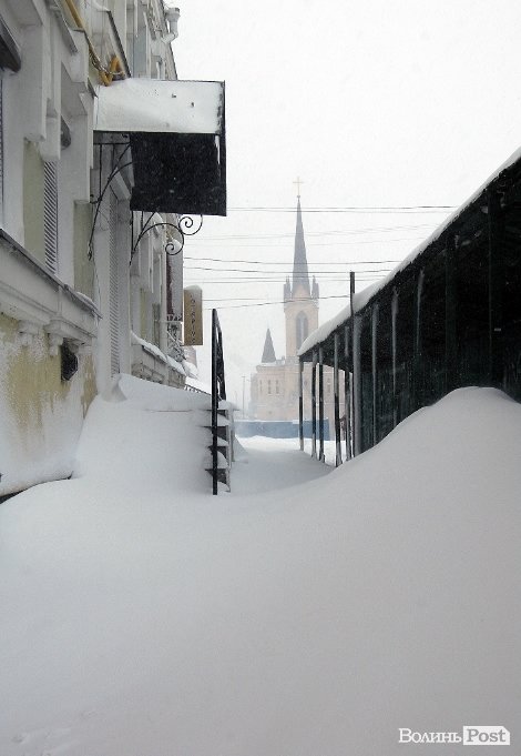 Як Луцьк замело снігом. ФОТО