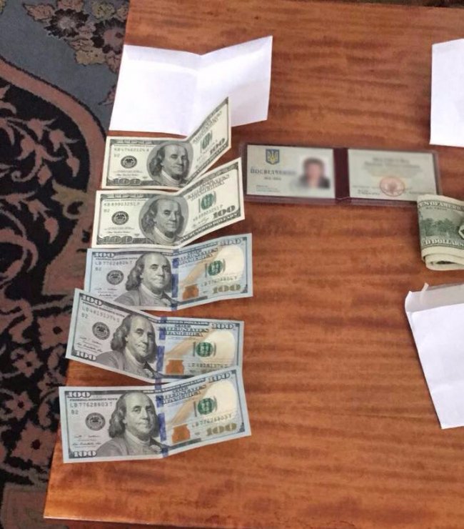 На Волині групу посадовців затримали на хабарі