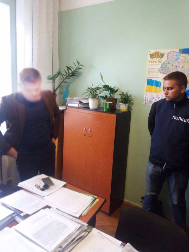 На Волині групу посадовців затримали на хабарі