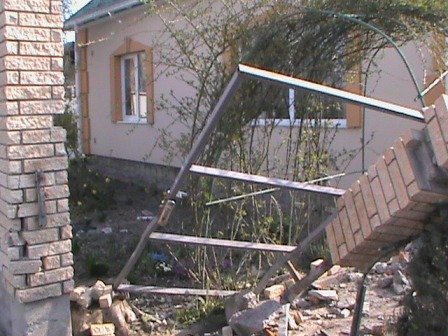 На Волині автомобіль влетів в огорожу: водій - у реанімації. ФОТО. ВІДЕО