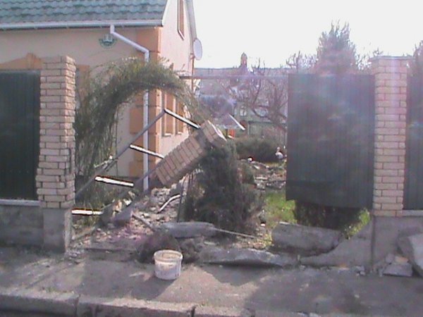 На Волині автомобіль влетів в огорожу: водій - у реанімації. ФОТО. ВІДЕО