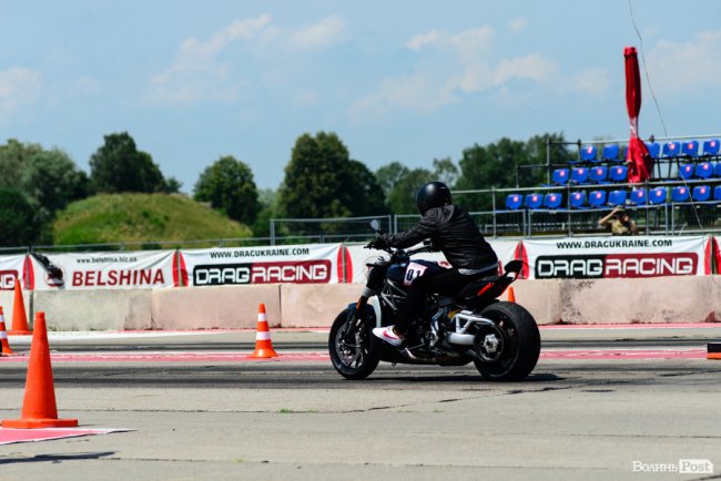 У Луцьку стартували видовищні змагання дрег-рейсерів. ФОТО