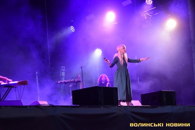 Відома співачка розплакалась на сцені «Бандерштату»