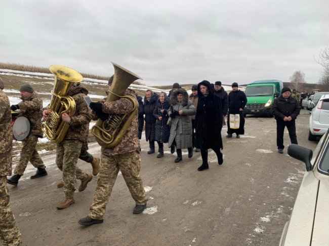 Волиняни навколішки прощалися із Героєм Сергієм Бляхарчуком