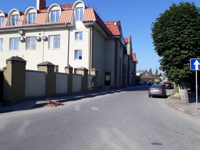 Комунальники зіпсували тротуар по вулиці Івана Франка, - лучанин. ФОТО