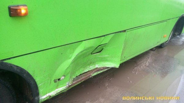 Аварія під Луцьком: BMW зіткнулася з автобусом