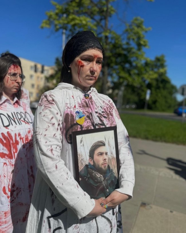 Сестра волинського Героя зустріла посла рф у закривавленій сукні і портретом убитого брата