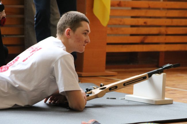 Дві сільські школи на Волині отримали гвинтівки та інше обладнання для біатлону