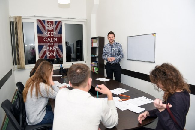 У «Промені» відкривається незвичний сімейний клуб англійської мови*