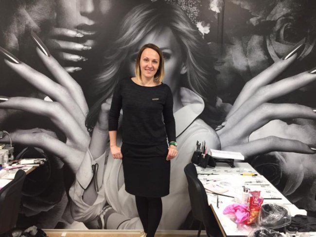 Луцька майстриня створює незвичні картини на нігтях*