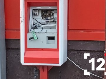 В центрі Луцька молодики «розбомбили» і обікрали платіжний термінал. ВІДЕО