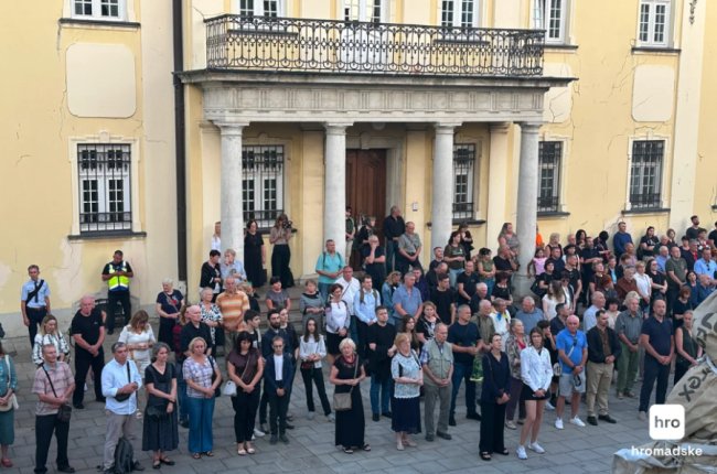 У Львові триває прощання з Андрієм Парубієм, в Києві також зібралися сотні людей. ФОТО