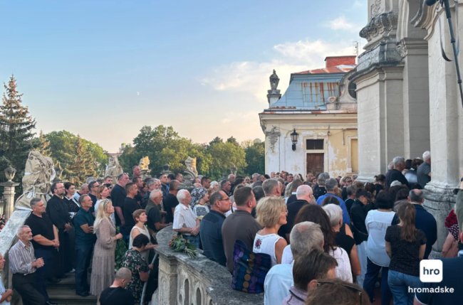 У Львові триває прощання з Андрієм Парубієм, в Києві також зібралися сотні людей. ФОТО