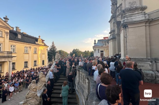 У Львові триває прощання з Андрієм Парубієм, в Києві також зібралися сотні людей. ФОТО